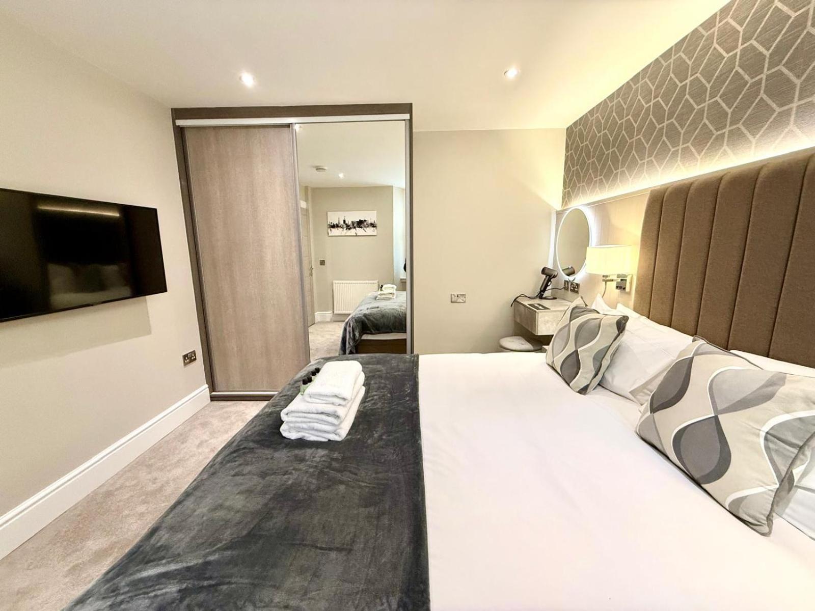 Modern 3 Bedroom Apartment, West End — Photos 1