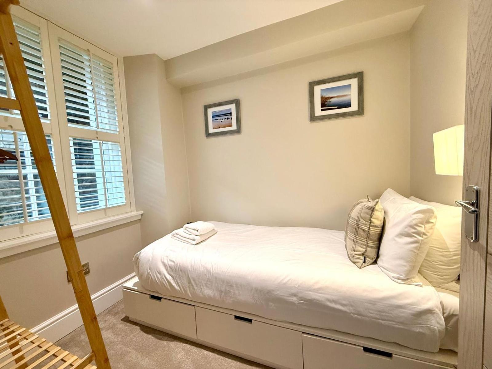 Modern 3 Bedroom Apartment, West End — Photos 3